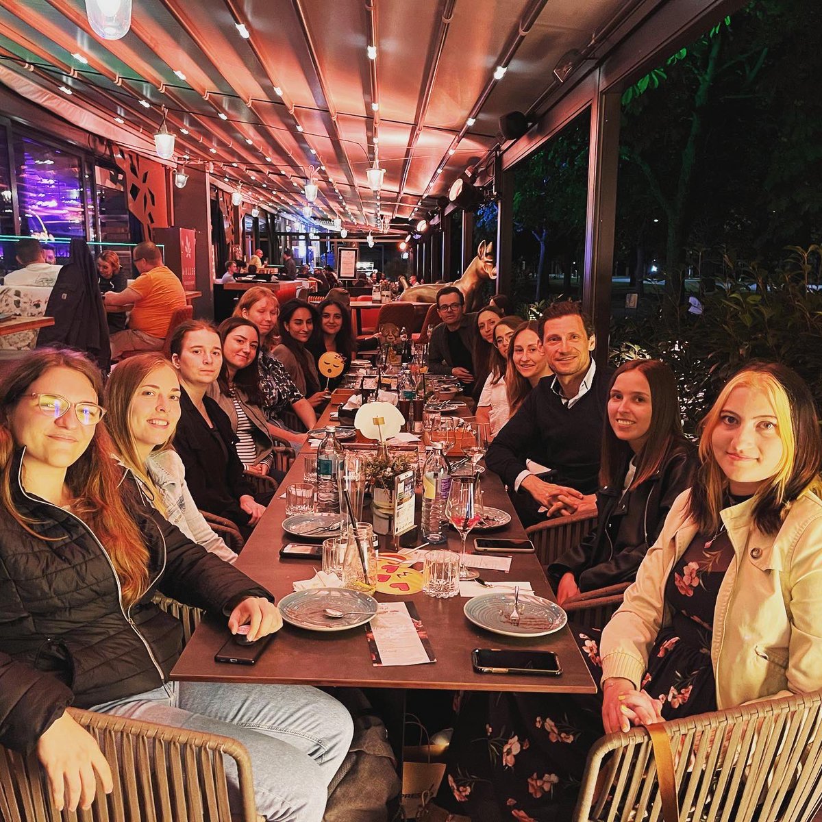 Markus_Zimmer's tweet photo. Sommer, Sonne, Sommerfest ☀️

Nach einem kleinen Bowling-Turnier gab‘s ein köstliches Essen in der „Allee im Prater“ 🍽️

Stolz auf und dankbar für das wunderbare #TeamBuzzValue 💙 https://t.co/ZRx12yj76J