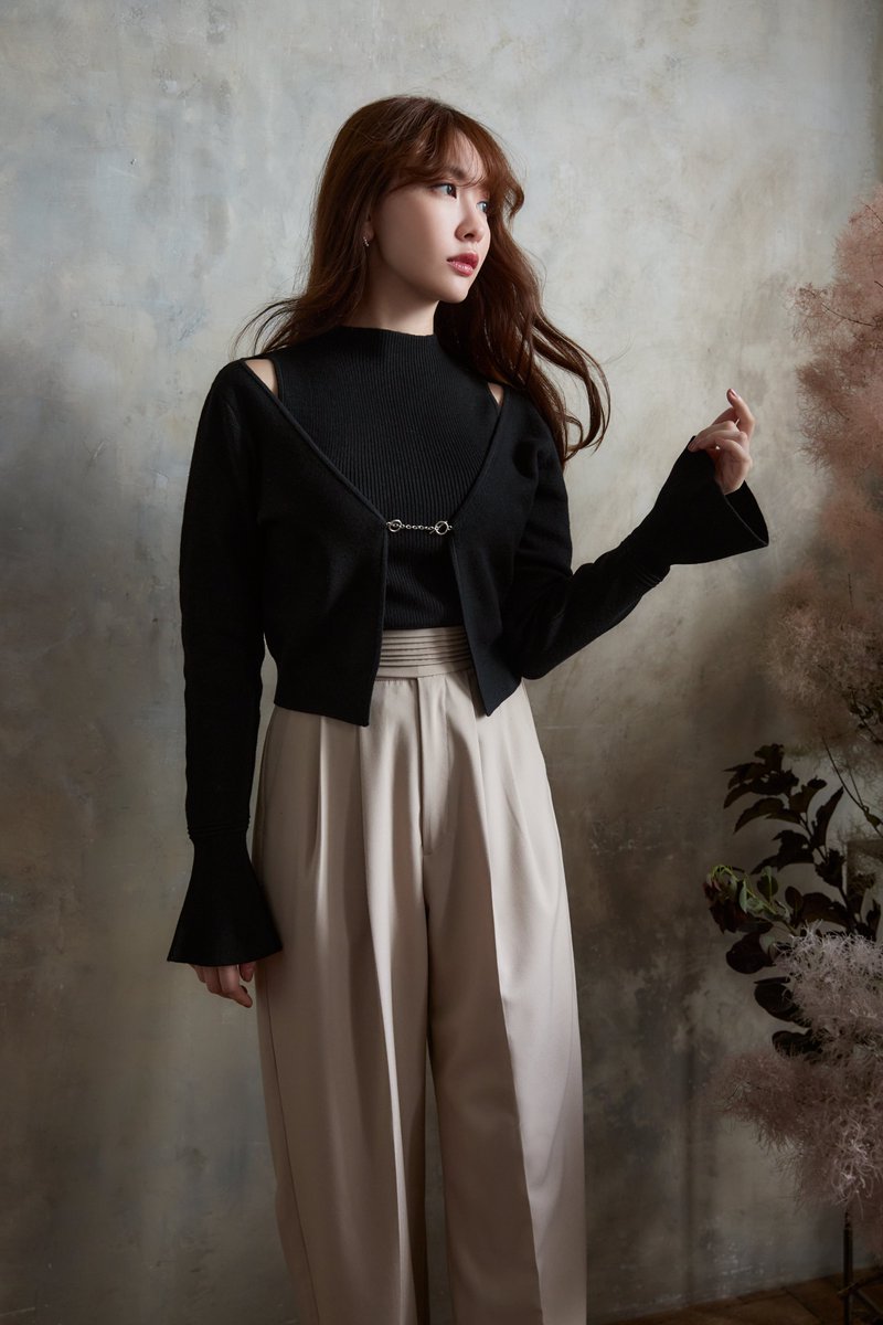 Flared Sleeve Knit Set// 肩の部分がカットアウトデザインのように