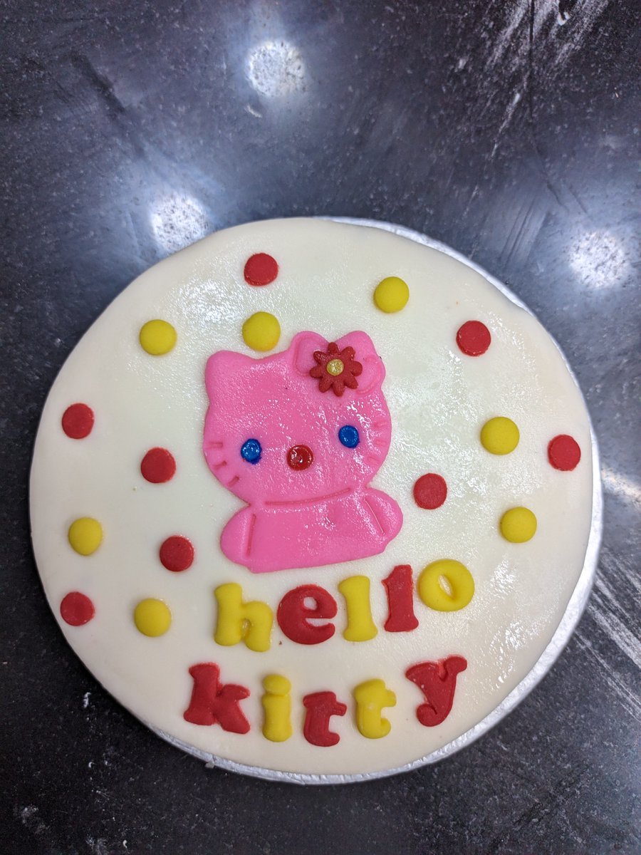 skillston's tweet photo. Pretty good for a group of first timers don't you think? 🍰

#Cake #Fondant #Skillston https://t.co/2XX3c8emq3
