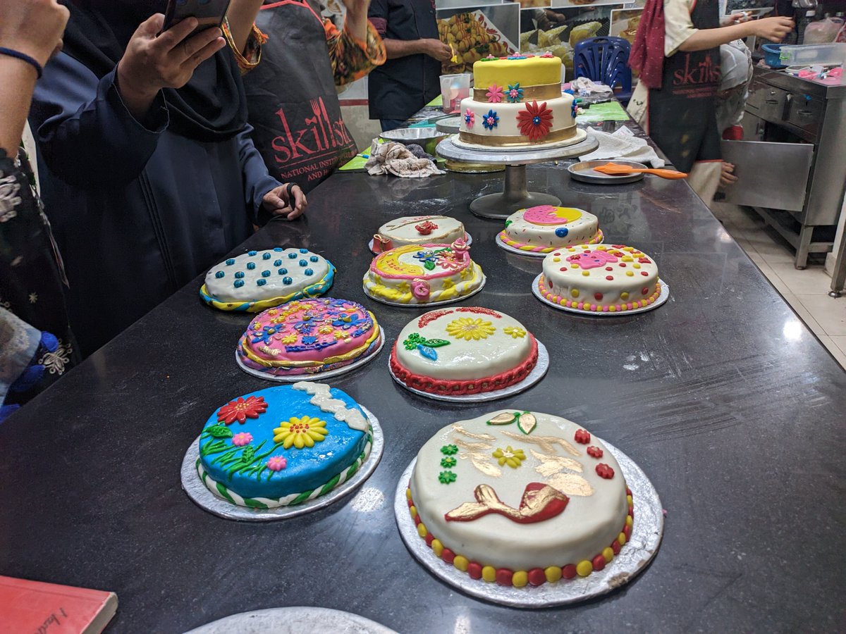 skillston's tweet photo. Pretty good for a group of first timers don't you think? 🍰

#Cake #Fondant #Skillston https://t.co/2XX3c8emq3