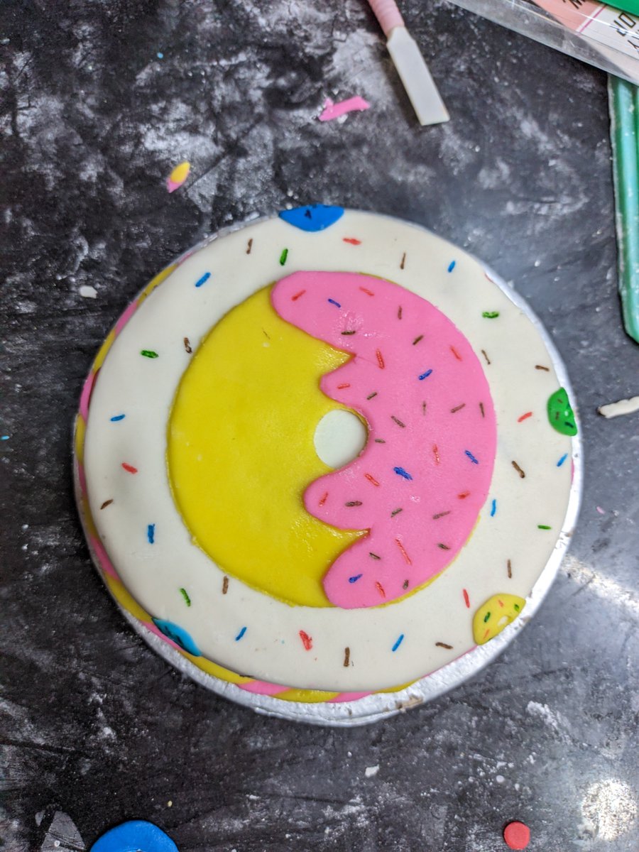 skillston's tweet photo. Pretty good for a group of first timers don't you think? 🍰

#Cake #Fondant #Skillston https://t.co/2XX3c8emq3