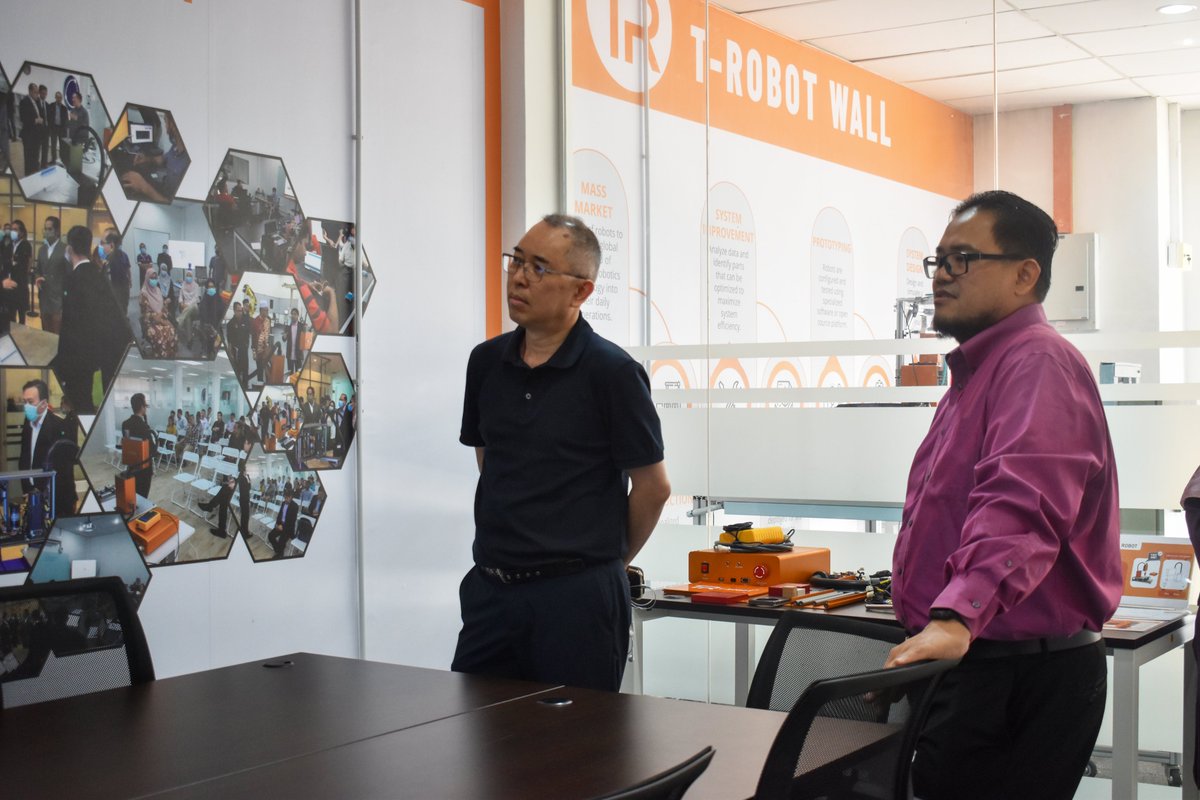 tr_trobot's tweet image. 30th August 2023 - We were honored to receive a visit from Ontario Teachers Pension Plan (SEA) represented by Mr. Calvin Wong from Singapore to our Robotic Centre.

@mtdcmalaysia 
#trobot #co9p #ir40