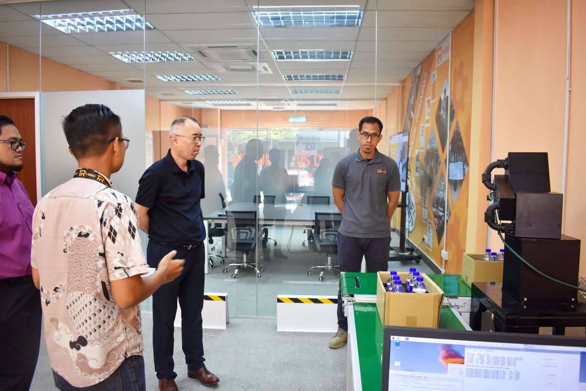 tr_trobot's tweet image. 30th August 2023 - We were honored to receive a visit from Ontario Teachers Pension Plan (SEA) represented by Mr. Calvin Wong from Singapore to our Robotic Centre.

@mtdcmalaysia 
#trobot #co9p #ir40