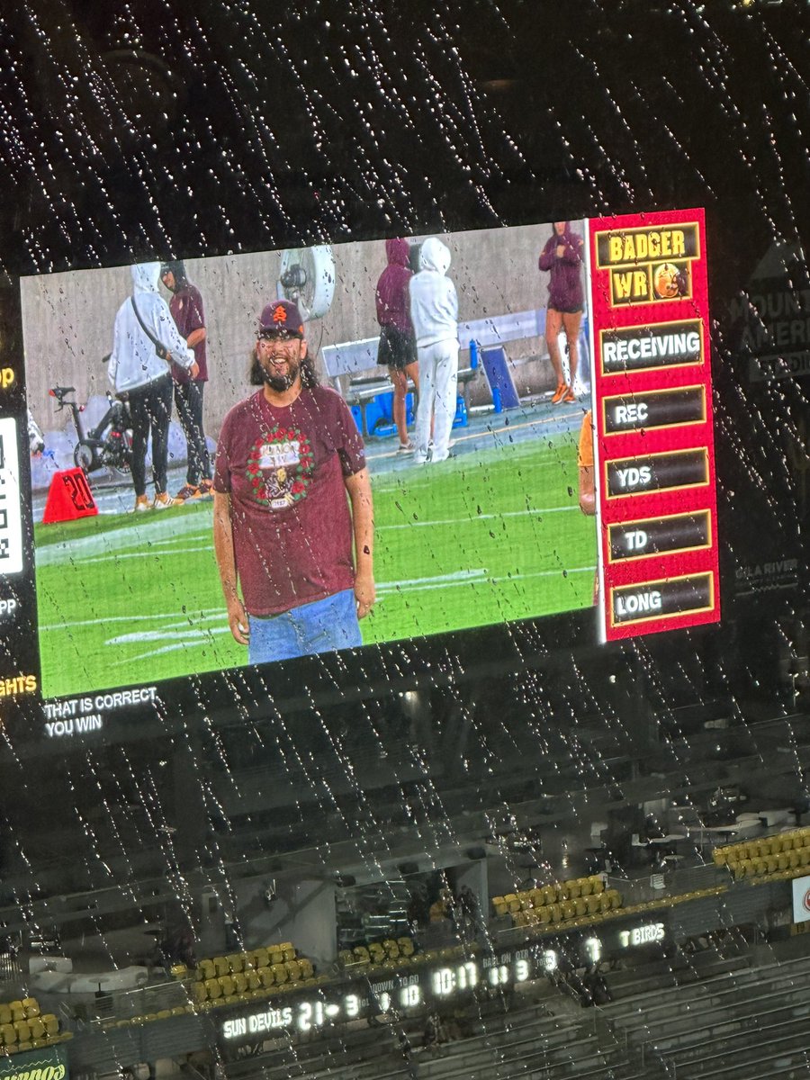 BDenny29's tweet photo. That a @Tonis_The_Tiger sighting?! https://t.co/BXK6xPzrkX