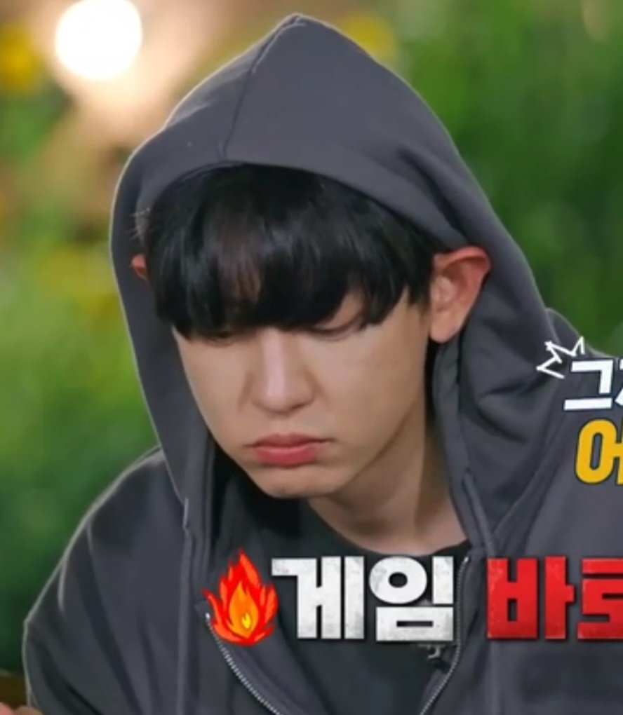 he's so cute when he does this with his hoodie 🥹🤏 #CHANYEOL #찬열