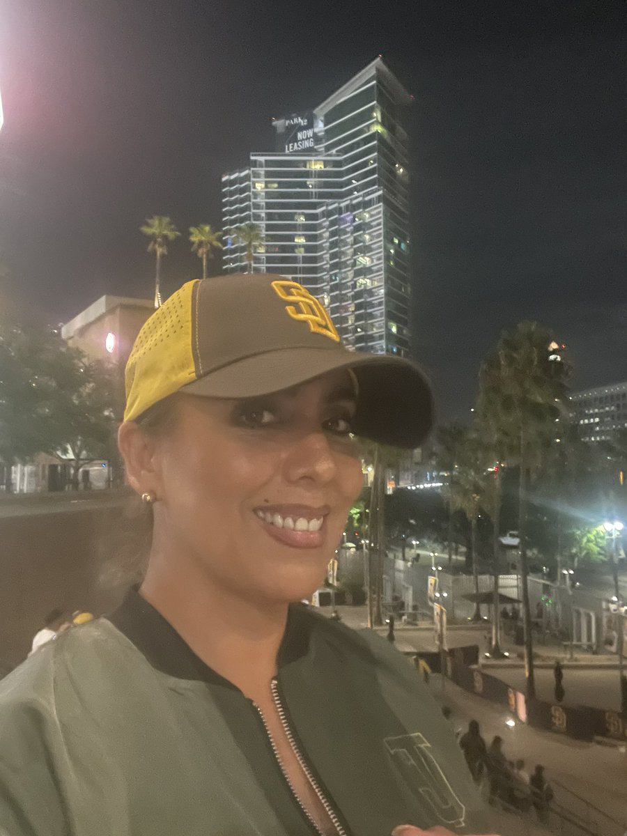 danamillanes's tweet photo. Desde Petco Park 
Saludos ⚾️⚾️⚾️⚾️ https://t.co/4UXYjwxM2W