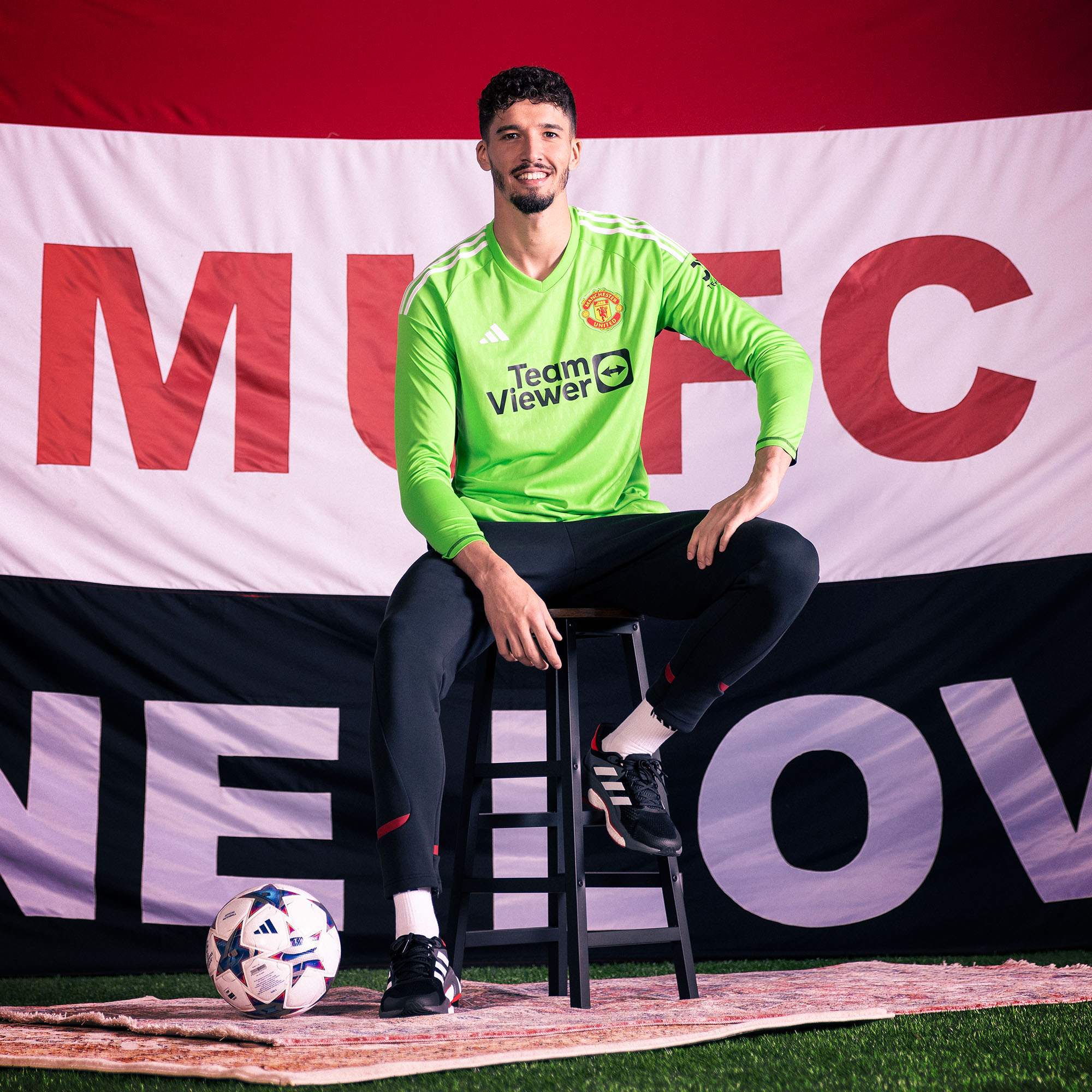 Manchester united hotsell goalkeeper kit 2021