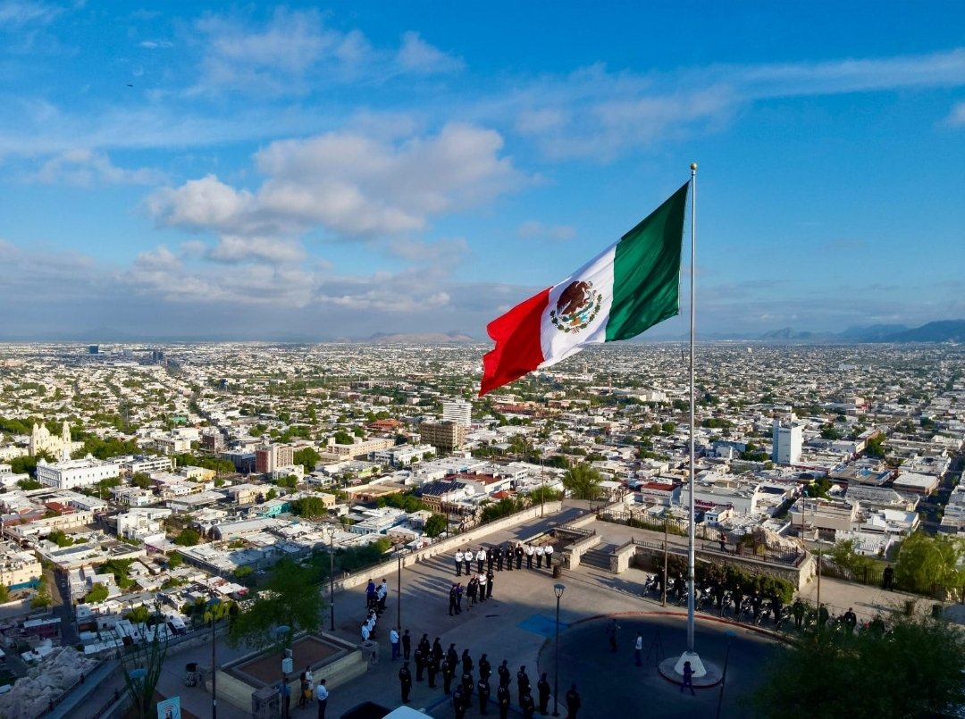 DescubreHillo's tweet photo. ¿Ya viste la Bandera de México en el Cerro de la Campana?

Mide 12 por 8 metros y puede ser vista desde las colonias, barrios y fraccionamientos de la ciudad.

Así que "Viva México"

https://t.co/rOdAWi5Ux9

#DescubreHermosilloMagazín https://t.co/IWNKyV2jDM