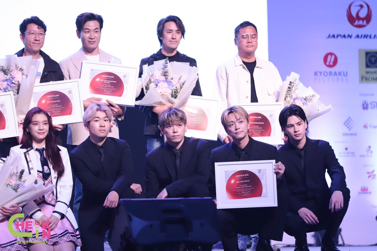 Checkin_ent's tweet photo. ภาพบรรยากาศการถ่ายภาพร่วมกันสำหรับผู้ที่ได้รับรางวัล Thailand-Japan Ambassador  ในงาน NIPPON HAKU BANGKOK 2023 ✨🇯🇵

#NIPPONHAKUBANGKOK2023
#NIPPONHAKUxTRINITY 
#TRINITY_TNT
#BNK48
#Maxnatt
#BALLISTIKBOYZ https://t.co/qUa5IJ3qQ2