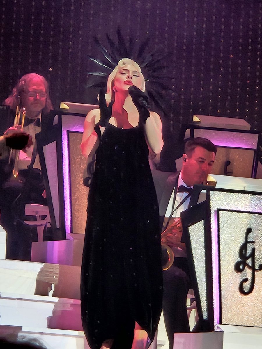 ladygaganownet's tweet photo. More pictures of Lady Gaga in Las Vegas last night.

📷 @NicoleMonster23 https://t.co/NkrersKxNW