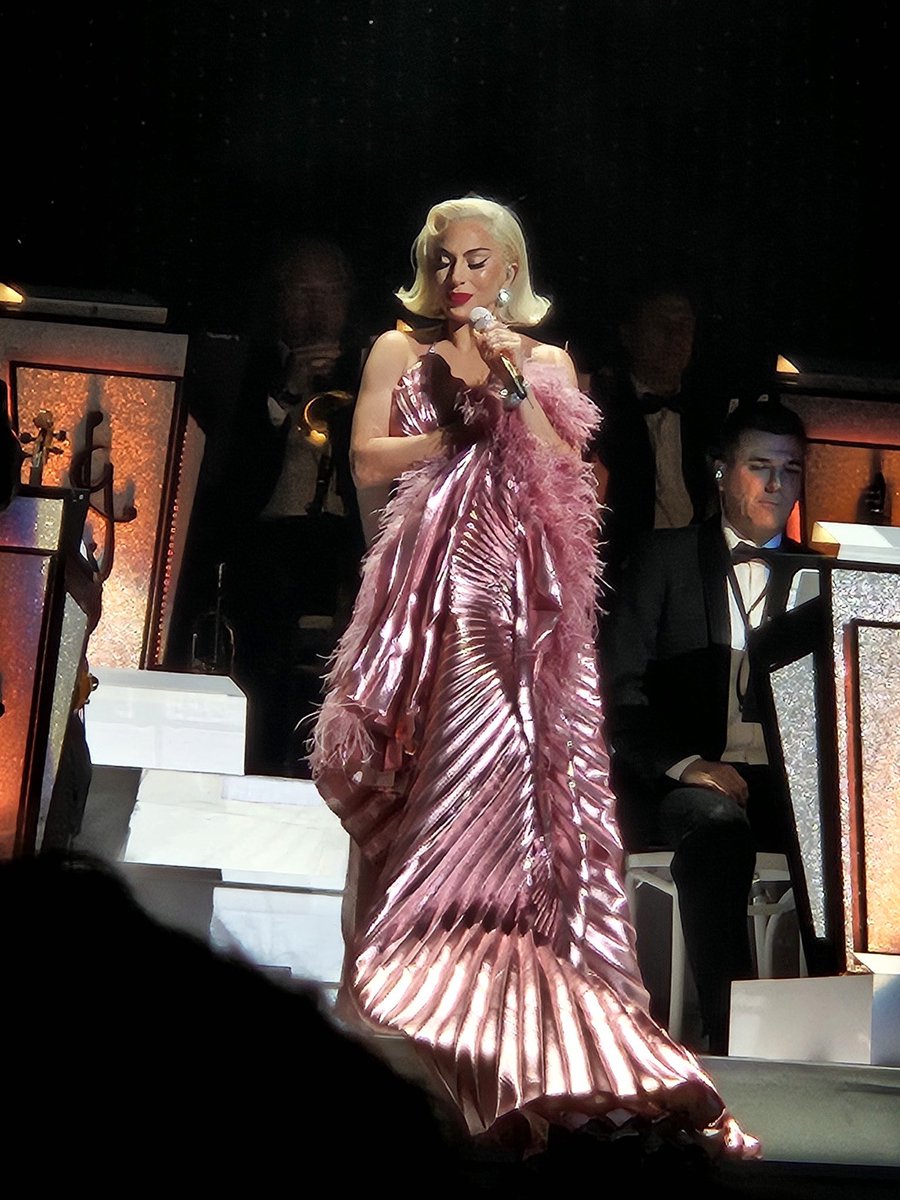 ladygaganownet's tweet photo. More pictures of Lady Gaga in Las Vegas last night.

📷 @NicoleMonster23 https://t.co/NkrersKxNW
