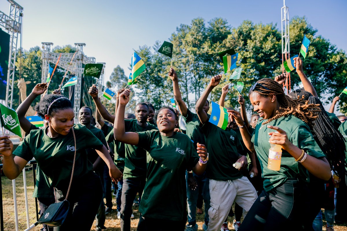 Kwitaizina's tweet image. It’s all about excitement at the base of @Volcanoespark as communities around the park arrive for the 19th Edition of #KwitaIzina!

#VisitRwanda 🦍🇷🇼