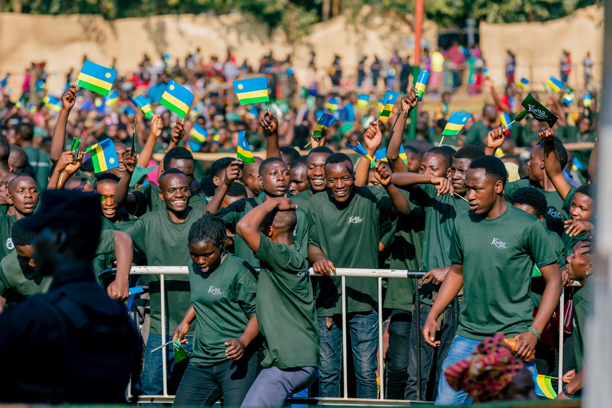 Kwitaizina's tweet image. It’s all about excitement at the base of @Volcanoespark as communities around the park arrive for the 19th Edition of #KwitaIzina!

#VisitRwanda 🦍🇷🇼