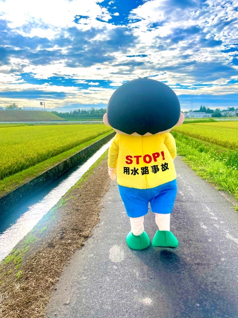 pref_toyama's tweet image. 【お知らせ】
⚠️STOP！用水路事故⚠️

用水だ！くんが見つけたこの看板、【富山県オリジナル】の用水路事故防止看板ってご存知でしたか？😳

慣れた道でもご注意を📢
周りの方への声掛けをよろしくお願い致します！