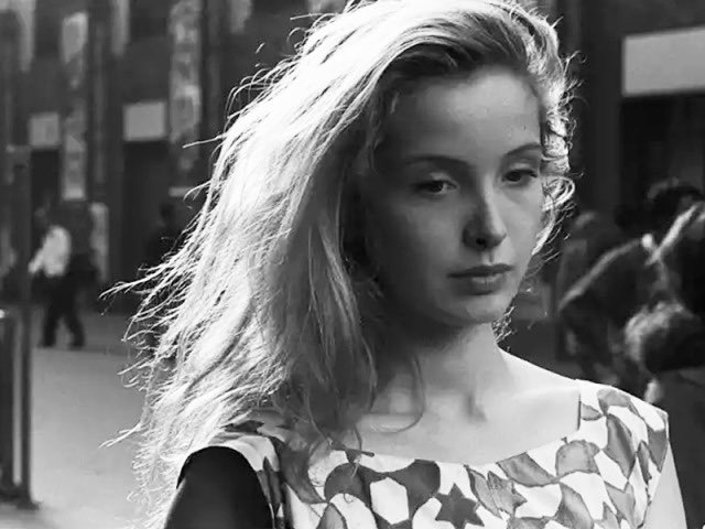 TheCinesthetic's tweet photo. Julie Delpy photographed by Carole Bellaïche, 1989 https://t.co/XLlzFcsyIs