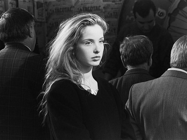 TheCinesthetic's tweet photo. Julie Delpy photographed by Carole Bellaïche, 1989 https://t.co/XLlzFcsyIs