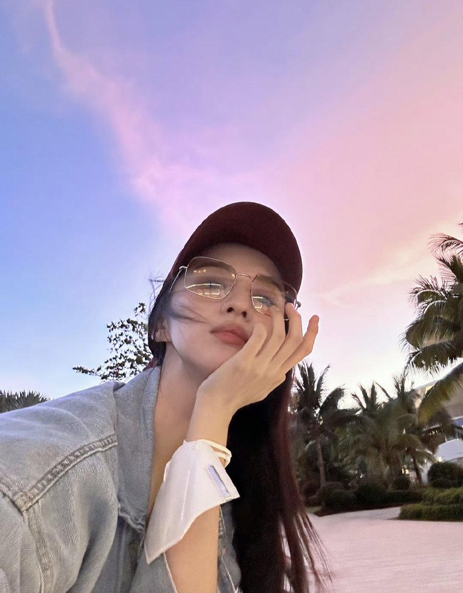 jeanaalice_chu's tweet photo. The post under the sunset 💅🏻🤓It’s fun,
stickers 💅🏻 and the sunset must have it🥳
https://t.co/ovhqgQISlb
#WangChuran #王楚然 #chineseactress #photoshoot #beauty
#model #chinese #cdrama #HaveaCrushonYou #thelongestpromise #royalfeast #challengesatmidlife #fireworksofmyheart https://t.co/JnHSKEgg61