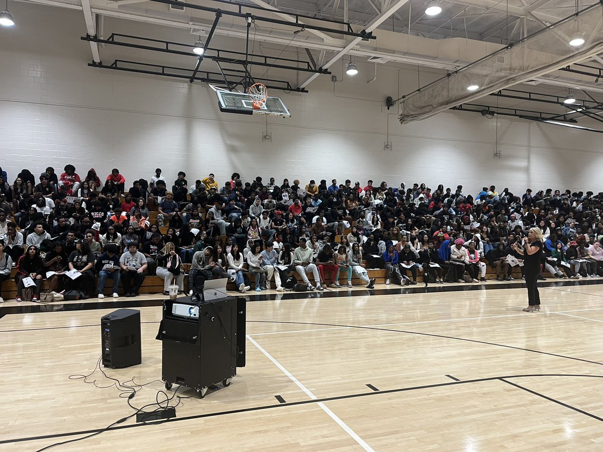 ShilohGenerals's tweet photo. Day 22 - Class of 2025 in the house for their first class meeting! #RingsAndThings #180DaysofPRIDE https://t.co/fDg3DyekMt