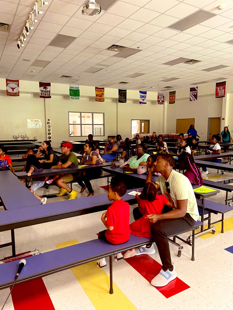 MeloAgenda's tweet photo. Lake Ridge Meet The Teacher Night Was Filled With Eager Parents And Scholars!! Our K-2 Parents And Scholars Enjoyed The Building Literacy Skills At Home Presentation!! 😃🤘🏽📚#MissionPossible @LRELonghorns @LREiServe @LaToBrown @CMontLife https://t.co/wSf8np6IcR