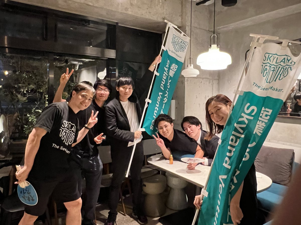 kinoshitay's tweet photo. #レイジ会　凄すぎた。投資先多数、そしてレイジくんの会社の同業にあたるSESも多数いたり業界イベント感ありつつ、普通にカジュアルな出会いあり、スタートアップのネクストを感じるイベントでした。SVとしてスポンサーもさせて貰いノボリ持ってお邪魔しました
#起業しろ #svnext https://t.co/kX09pIkdFj