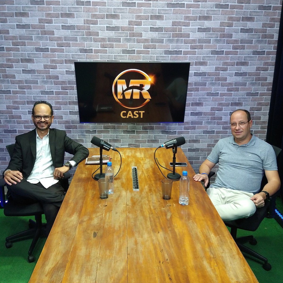 Merchan1010's tweet photo. 🔸Neste episódio eu Apresentador Moisés Rocha tivemos a honra de receber na MR Cast, Nosso convidado especial, Empreendedor Ronaldo da Skemma Comunicação Visual #Brindes #da #MR 🛍️
#podcast #compartilhar #conhecimentos #networking #comunicação #visual 😉😃🎯 https://t.co/p5Tc0QpNr1
