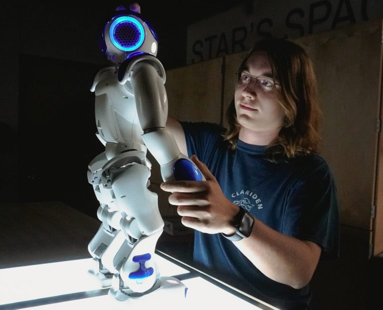 This is wonderful! @claridenschool 🎉🦾🤖 congratulations on your @NaoRobot and let’s keep embracing #Robotics and #STEM for education! claridenschool.org/here-and-nao-t… #Edu #edtech #ednews #STEM #robotics