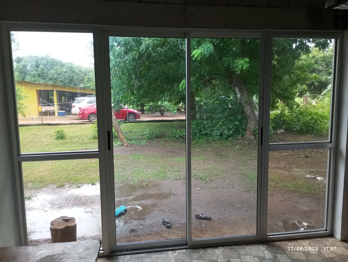 Fachada en aluminio y vidrio en terraza.