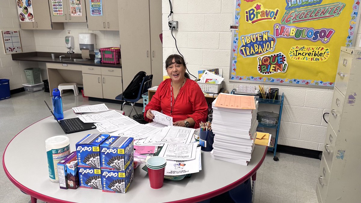 AP_SraWinz's tweet photo. @CarrboroCubs TAs are helping our students have a great first week of school! ¡Los Asistentes de maestr@ estan ayudando a nuestros estudiantes a tener una excelente primera semana de clases! cubs #ositos #thrive65 https://t.co/nRHVjWbnZB