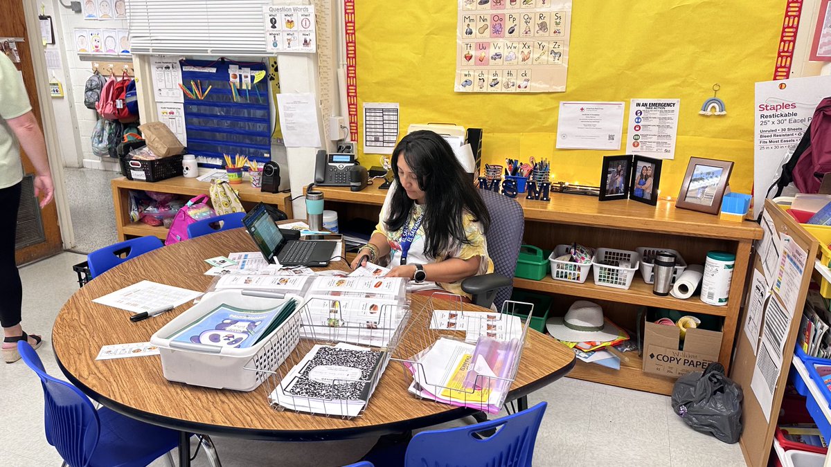 AP_SraWinz's tweet photo. @CarrboroCubs TAs are helping our students have a great first week of school! ¡Los Asistentes de maestr@ estan ayudando a nuestros estudiantes a tener una excelente primera semana de clases! cubs #ositos #thrive65 https://t.co/nRHVjWbnZB