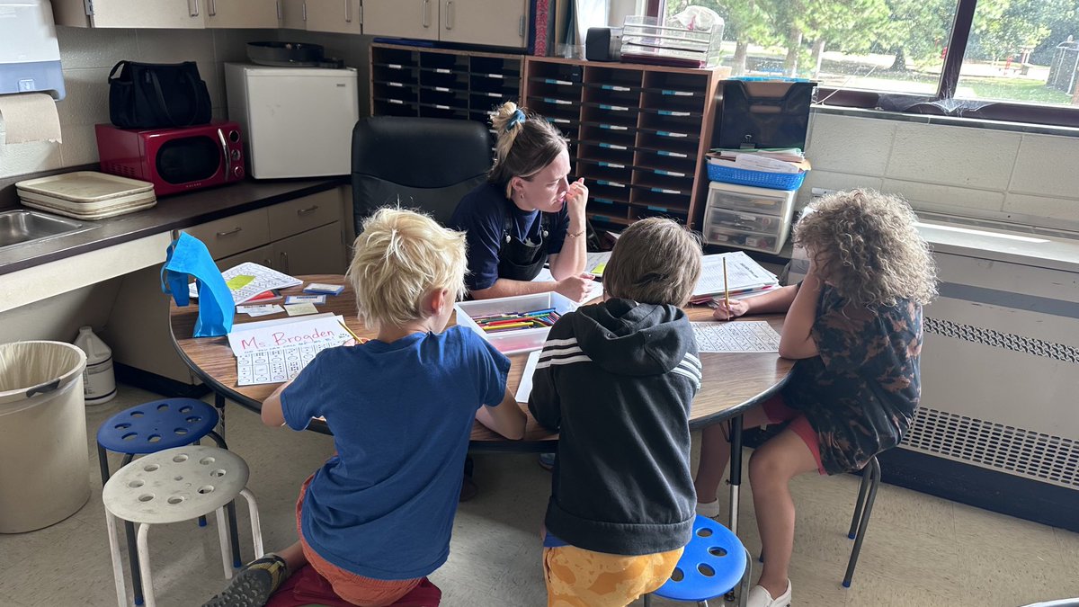 AP_SraWinz's tweet photo. @CarrboroCubs TAs are helping our students have a great first week of school! ¡Los Asistentes de maestr@ estan ayudando a nuestros estudiantes a tener una excelente primera semana de clases! cubs #ositos #thrive65 https://t.co/nRHVjWbnZB