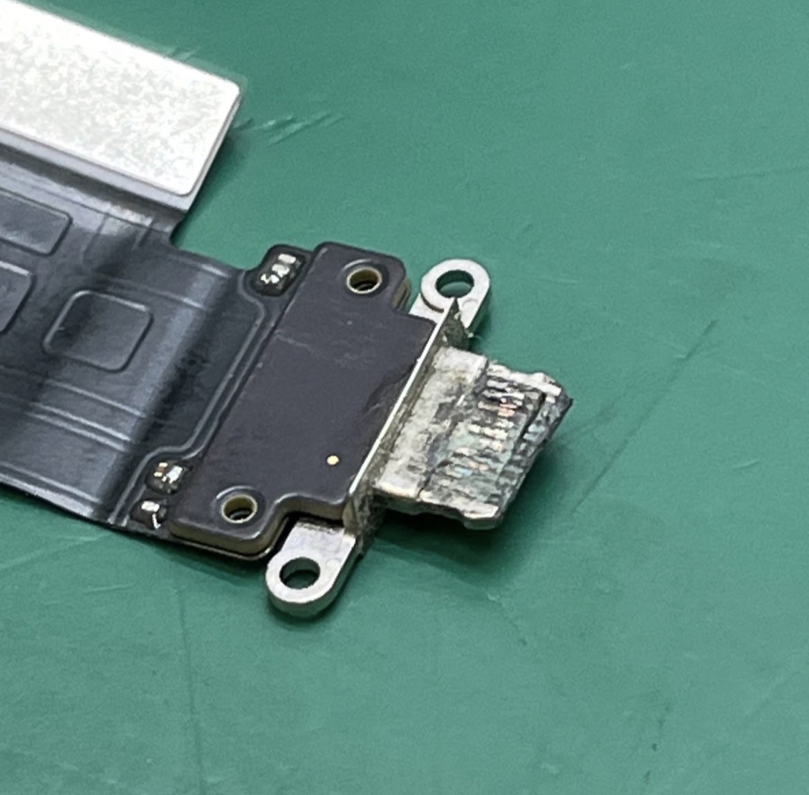power_fix's tweet photo. こんにちは！9月に入りましたね。

当店ではiPad Proの修理してい��す。最近はUSB-Cの故障による充電不良のご相談が増えてます。

湿気や水濡れなどでサビてしまうことが多いので水場での使用はお気をつくださいね。

#水没 #IPadPro修理 #梅田 #大阪 #買取販売 https://t.co/vJpMhFtWbz
