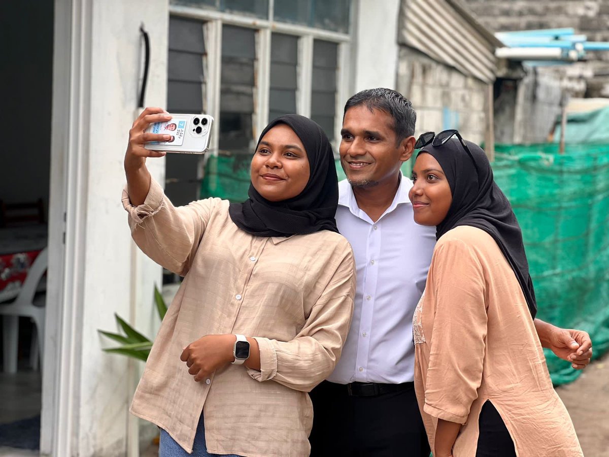 DemocratsFVM's tweet photo. ދުނިޔެ ކުރިއަރަމުންދާވަރަކަށް ދިވެހިރާއްޖެވެސް ދުނިޔެއާއި އެއް ހަމައެއްގައި ކުރިއެރުވުމަށް، ދިވެހި ޒުވާނުންނަށް ބޭނުންވާ ތަޢުލީމާއި ތަމްރީނާއި، ވަސީލަތްތައް ފަހިކޮށް ދެވޭނެ
#IlliAmr2023
#WhyTheDemocrats
#WeTheDemocrats
#VoteNumber7 https://t.co/8JS8ZR3GYR