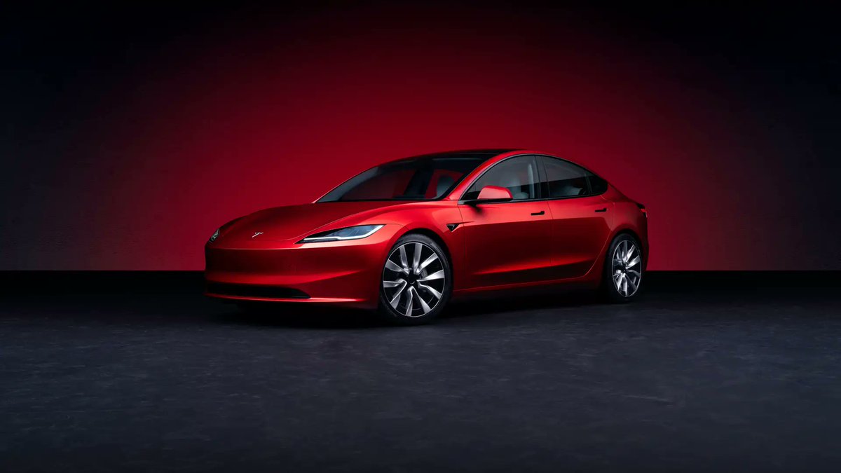 TeslaTrackerUS's tweet image. 🚀✨ Tesla reveals redesigned Model 3! Increased range, sleek design, futuristic steering wheel, upgraded interior, advanced sound system, improved insulation. EV innovation milestone! #TeslaModel3 #EVs #Model3Refresh