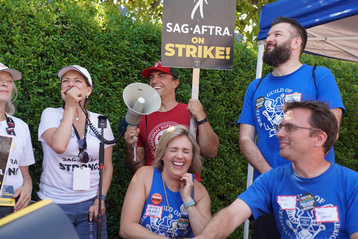 🌴🎬 Thank You, LA, for Your Unstoppable Presence! 🗣️💪 We're taking a pause on the picket lines TOMORROW– time to recharge those fighting spirits! 📸 1: Brittany Woodside