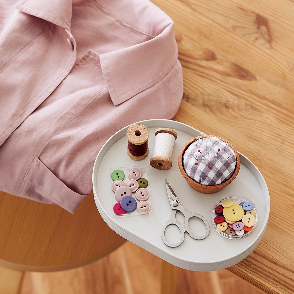 info_clover's tweet photo. 新商品のご案内です☘

小さなパーツやよく使う道具類をまとめて、作業スペースをすっきり整頓できる「クランプ付クラフトトレー」が新登場☺

机に挟んで好きな場所に固定することができますよ♪

ミシンや刺しゅう、編み物、パッチワーク、ビーズ手芸など、さまざまな手芸シーンで便利に使えます。
↓