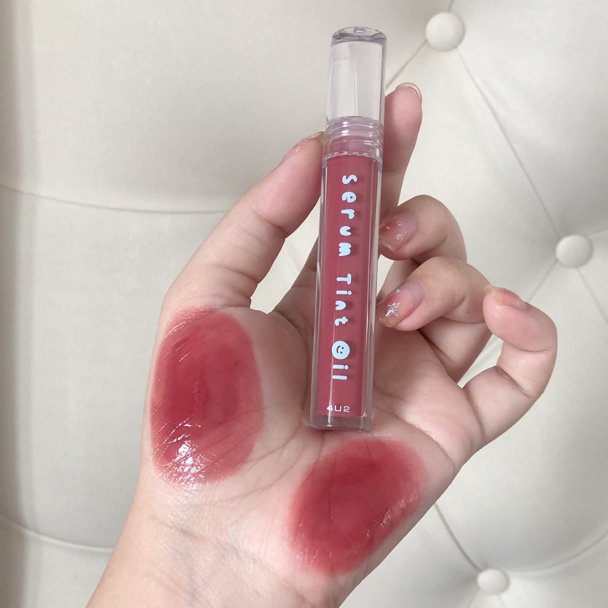 Gopgapreview's tweet photo. 4U2 ลิป tint oil ตัวใหม่ ชั้นเคาะสี 09 ค่ะ โห ชมพูอมแดงตุ่นๆ สวยโคตร เนื้อฉ่ำมาก https://t.co/7v062PaXyV