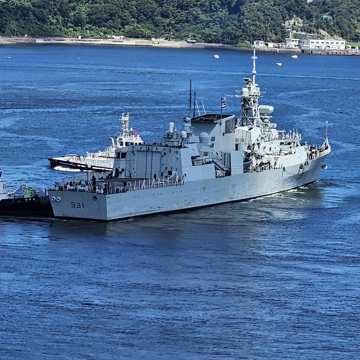 HMCS Vancouver (FFH 331) Halifax-class frigate leaving  Yokosuka, Japan - September 1, 2023 #hmcsvancouver #ffh331 

SRC: TW-@MICHIYAM