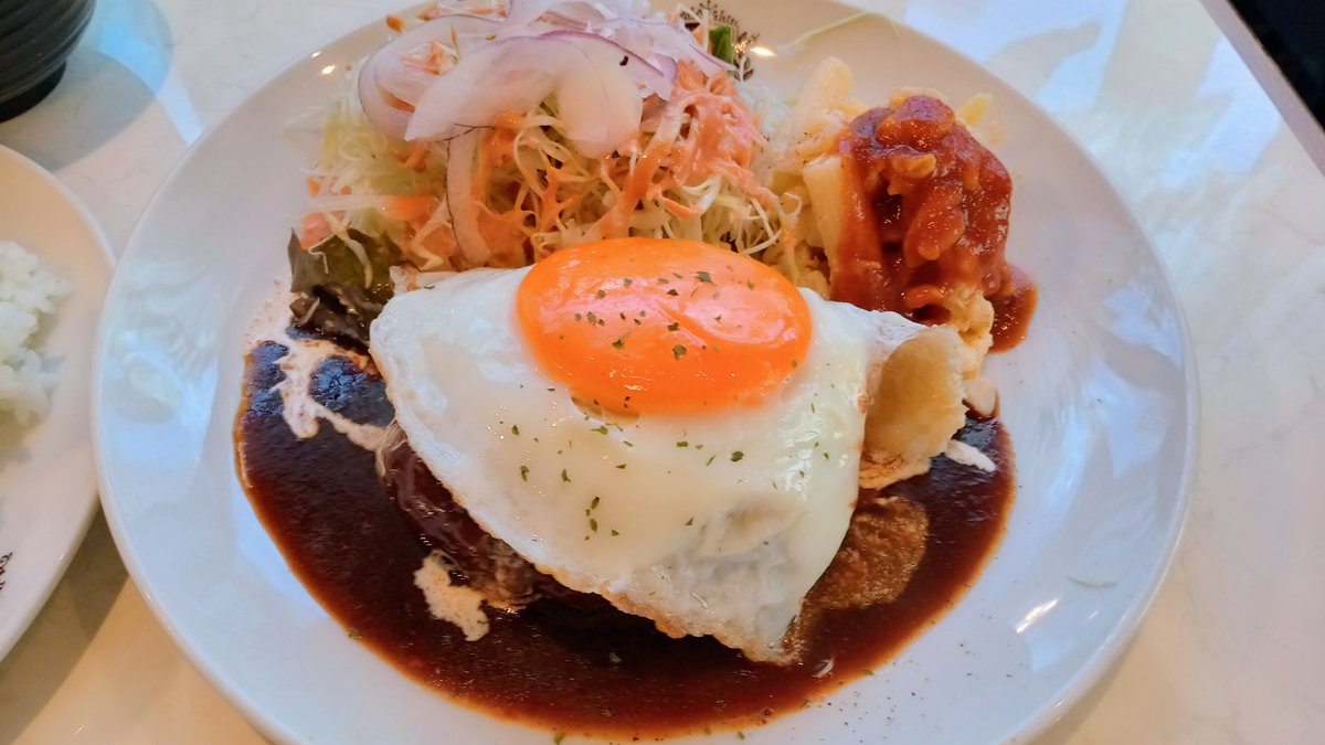 yutakachanman's tweet photo. 兵庫県神戸市長田区大橋町~アスタプラザイースト2階にある洋食『ジャンボ』で自家製デミグラスハンバーグ頂きました♪安くてボリューム満点！ご飯＋みそ汁おかわり自由。定食メニュー何を食べてもむっちゃ旨い👍😋

#グルメ好きな人と繋がりたい
#洋食ジャンボ
#ハンバーグ
#新長田
#神戸グルメ https://t.co/Onov07Ktk7