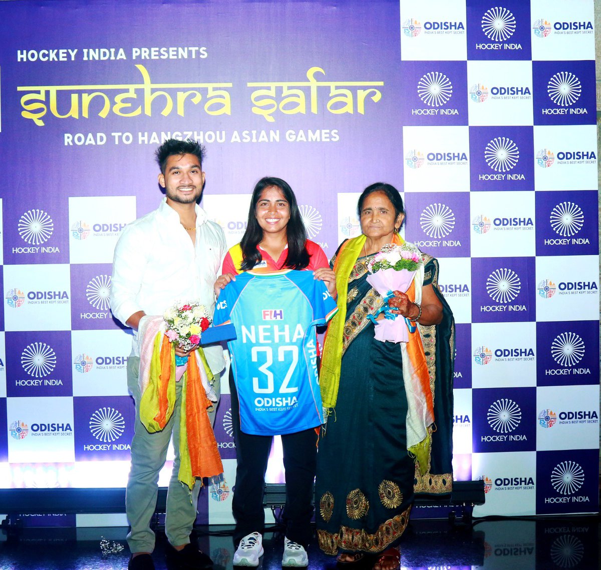 Nehagoyal_720's tweet photo. What better feeling than to recieve this jersey from my mother who worked so hard to help me pursue career in hockey. Thank you @hockeyindia for this wonderful ceremony #sunehrasafar https://t.co/R0DSz8dyqq