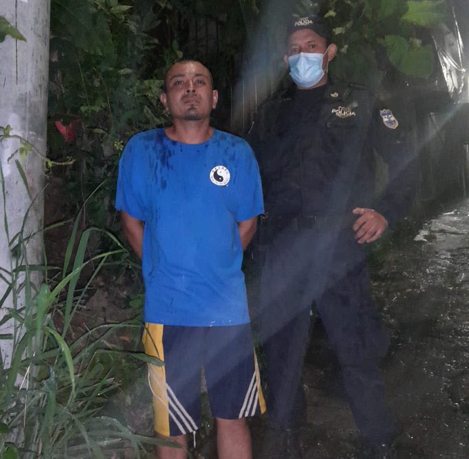 SivarNewsSV's tweet photo. 🔴OTRO TRES DORITOS DESPUÉS: CAPTURAN A LOS “MOTORATAS”

Estos dos criminales son colaboradores de la pandilla Mao Mao y han sido identificados como:

☑️Alejandro Napoleón Jiménez, alias “Charra”
☑️ Henry Alejandro Mejía Martínez, alias “Cuca”.

Ambos sujetos serán procesados por robo agravado y agrupaciones ilícitas.