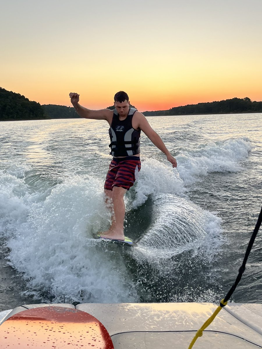 fropappy's tweet photo. Thursday afternoon surf sesh at Degray. Summer is running away from us, so we have to chase it while we can. #Degray #WakeSurf #Surf #Arkansas #August #Sunset #LakeLife @CenturionBoats @phase5boards https://t.co/VsZd9FaRAl
