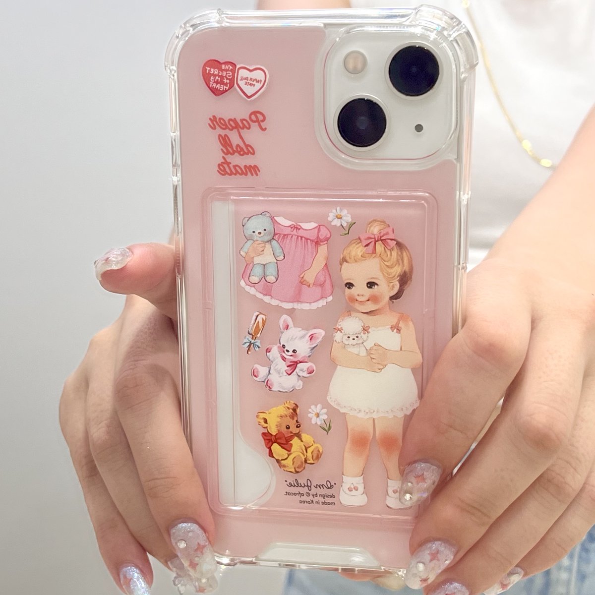 hachi_cafe's tweet photo. Paper Doll Mate　iPhoneケース14
カード収納付き！ペーパードールメイトのスマホケース
手元がふわっと明るくなる柔らかなクリア素材✨

https://t.co/L84BKGfkH1 

#paperdollmate #ペーパードールメイト #アイフォンケース https://t.co/7kVcpePSzO