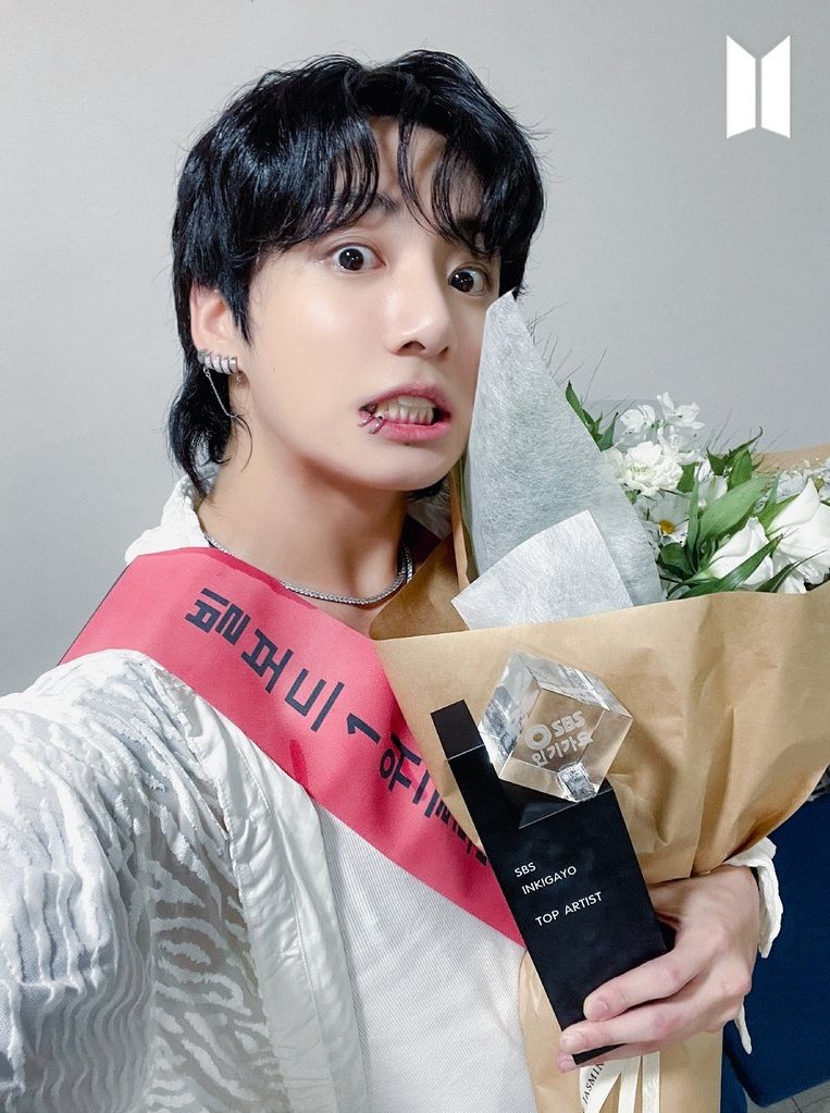 JEON JUNGKOOK PORQUE ERES TAN LINDO??? DIOS MIO, EL PIQUITO QUE HACE??? LA SONRISITA??? BASTA, ATACAS MI CORAZÓN😭