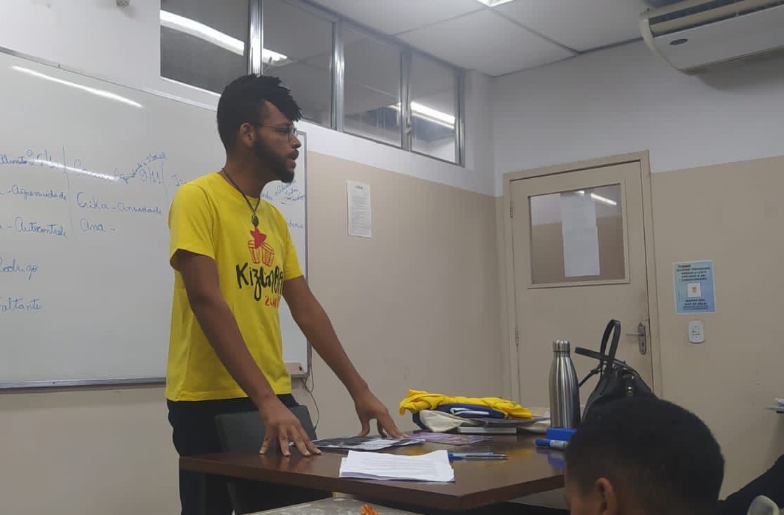 Bucketheadph's tweet image. Hoje foi dia de iniciar a caravana Kizomba RJ e falar sobre acesso, permanência e a importância de se estar organizado como movimento estudantil ao lado da minha diretora da UNE, @pammoraes2405. Não faltou a história  e importância do Coletivo ENEGRECER e Kizomba! Foi lindo 💛🤎