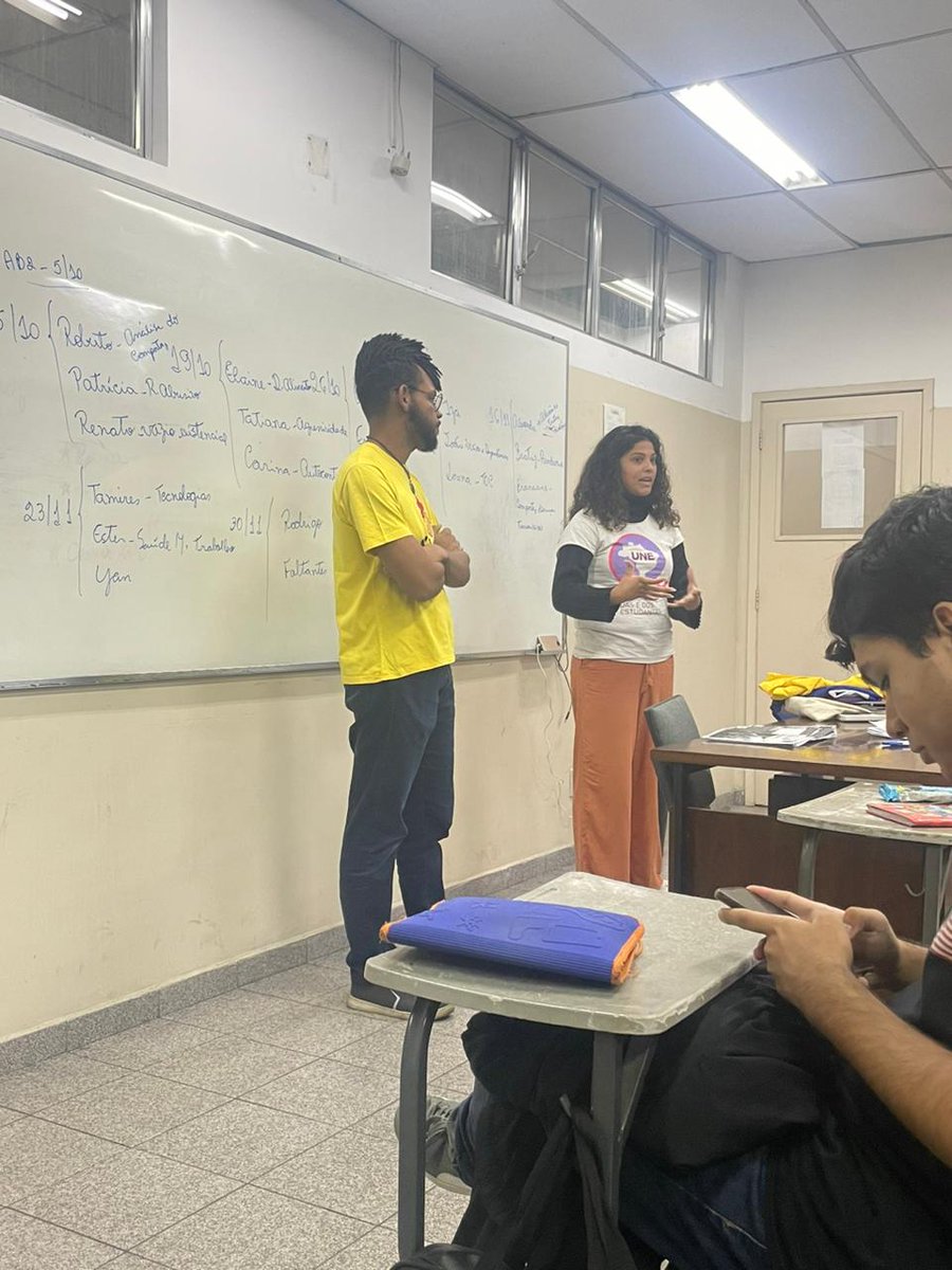 Bucketheadph's tweet image. Hoje foi dia de iniciar a caravana Kizomba RJ e falar sobre acesso, permanência e a importância de se estar organizado como movimento estudantil ao lado da minha diretora da UNE, @pammoraes2405. Não faltou a história  e importância do Coletivo ENEGRECER e Kizomba! Foi lindo 💛🤎