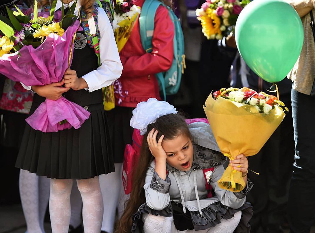 Доброе утро, Страна! Для многих очень важный день! Банты, пиджаки, туфли и рюкзаки, книжки и ластик, цветы ! Всё собрали? Тогда вперёд!
С Днём Знаний, Дедули и Бабули, Папы и Мамы!
