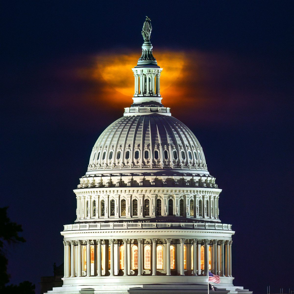 washingtondc's tweet image. Goodnight Moon. 😴🌕✨

📸: IG/ insiteimage #MyDCcool #ExperienceDC