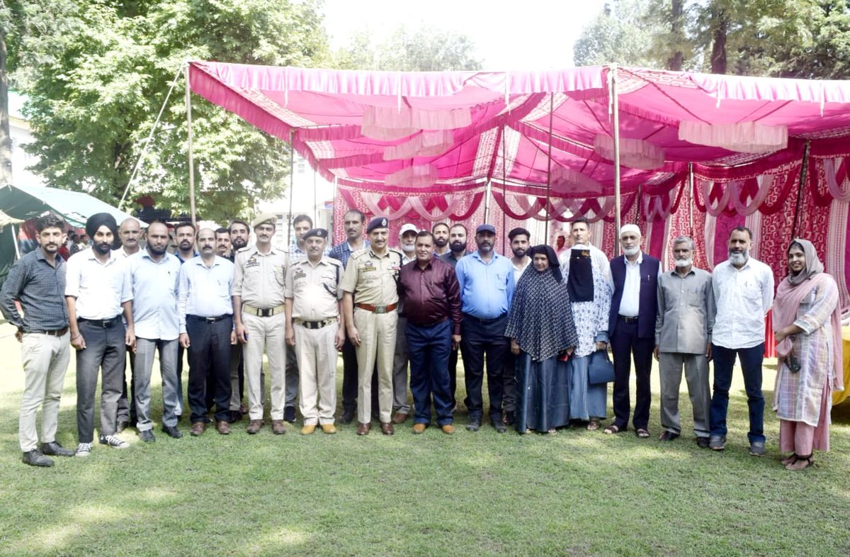 RisingKashmir's tweet photo. #RPHQ #Rajouri accords warm send off to #Inspector #Magray

@RAJOURIPOLICE

https://t.co/N5Jpi8rbd2 https://t.co/fFKN8nJu3W