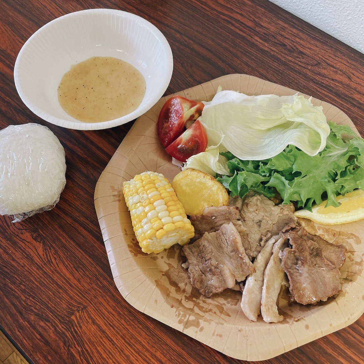 satakeReflectix's tweet photo. 今日のお昼ご飯！

今日のお昼ご飯も美味しそうです！

夏のBBQみたいでわくわくしました！

もちろん絶品です！

8月も終わりましたがまだまだ暑さが続くのでご注意を！

#佐武ランチ　#社食　#サラメシ https://t.co/pwlV2h6BdF