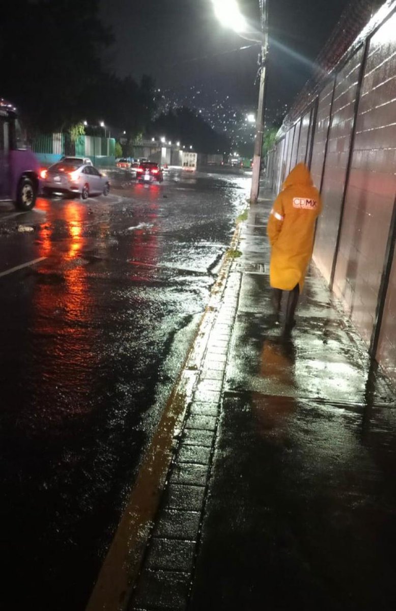 Autoridades informan que debido a las fuertes lluvias de esta tarde, se registraron inundaciones en la zona de Cuautepec.

Al momento se encuentran laborando Bomberos, Protección Civil  en :
Av. Estado de México y Av. Adolfo López Mateos de la colonia Loma La Palma.